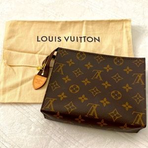 LOUIS VUITTON TOILETRY POUCH 19 Authentic